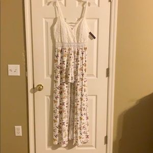 NWT Beautiful White lace/Floral dress/shorts 🌸